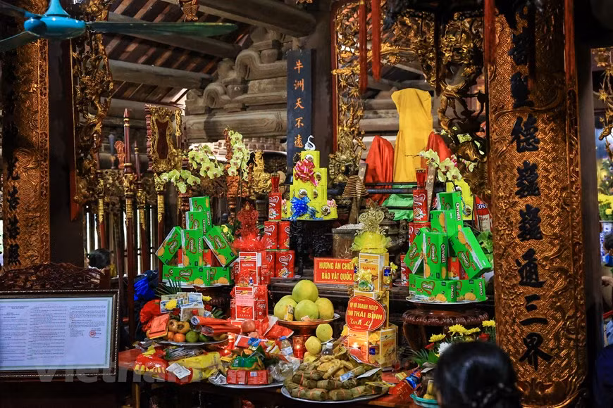 El altar del incienso es un lugar de culto donde se colocan incensarios y se exhiben objetos de adoración. El incienso está destinado a transmitir mensajes y deseos de las personas a los dioses. El altar del incienso se coloca solemnemente en el lugar de venación a las personas meritorias, adyacente al sitio de adoración al santo Duong Khong Lo. Según la leyenda, se trata de un alto monje de la dinastía Ly que jugó un papel decisivo en la construcción de Nghiem Quang Tu (el nombre del idioma Nom significa pagoda Keo en 1061). El alta fue reconocida como tesoro nacional gracias a sus valores históricos y culturales. (Foto: Vietnamplus) 