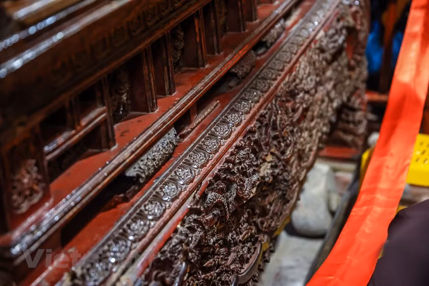 El altar del incienso en la pagoda está hecho de madera lacada, con 227 centímetros de largo, 156 centímetros de ancho y 153 centímetros de alto. El tablón es rectangular en forma de piernas arrodilladas y motivos en forma de carpa, y está estructurado en tres partes principales: apariencia, cuerpo y piernas. Hay tres puntos que componen la forma única del altar, que es el gran tamaño, el patrón decorativo denso y el sistema de ruedas instalado al pie. Esto prueba que hasta la época de Le Trung Hung en el siglo XVII, la posición y función del altar del incienso siempre cambiaba, no necesariamente fijo en ningún espacio de adoración. (Foto: Vietnamplus) 