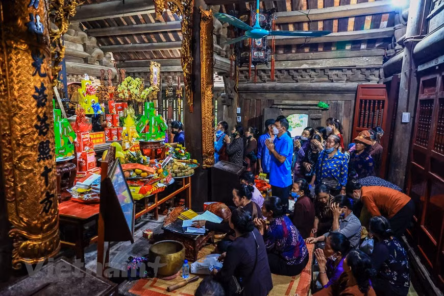 El altar de la Pagoda Keo, un sitio especial del patrimonio nacional ubicado en el distrito de Vu Thu, en la provincia norteña vietnamita de Thai Binh, ha sido reconocido el 5 de octubre como Tesoro Nacional. El altar, que mide 227 centímetros de largo, 156 centímetros de ancho y 153 centímetros de alto, es el más grande de su tipo en Vietnam. El altar, que data del siglo XVII, ha sido tallado con esmero y delicadeza y conservado hasta el día de hoy casi intacto. Este es un producto hecho a mano con más de mil patrones hábilmente tallados en un arreglo apretado. (Foto: Vietnamplus) 