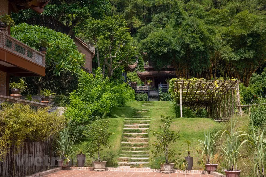 Al llegar aquí, los visitantes quedan "abrumados" por la hermosa y minuciosa arquitectura y el color verde de cientos de árboles. (Foto: Vietnam+)