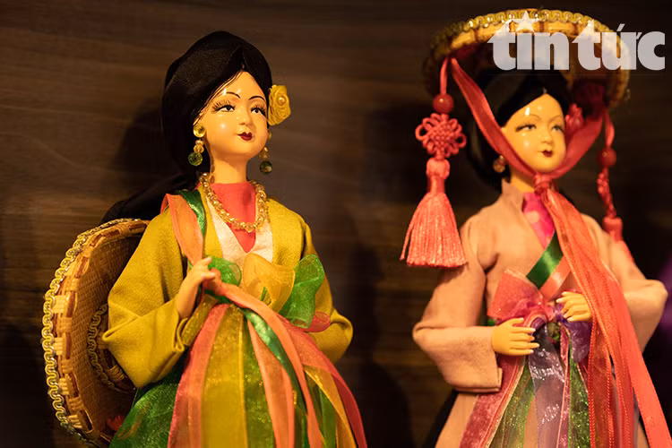 Ha diseñado 46 modelos de muñecas con trajes de las etnias (de 54 grupos étnicos) con unas cinco mil muñecas, que tienen dos tamaños, de 25cm y 35cm. (Foto: Periódico Tin Tuc)