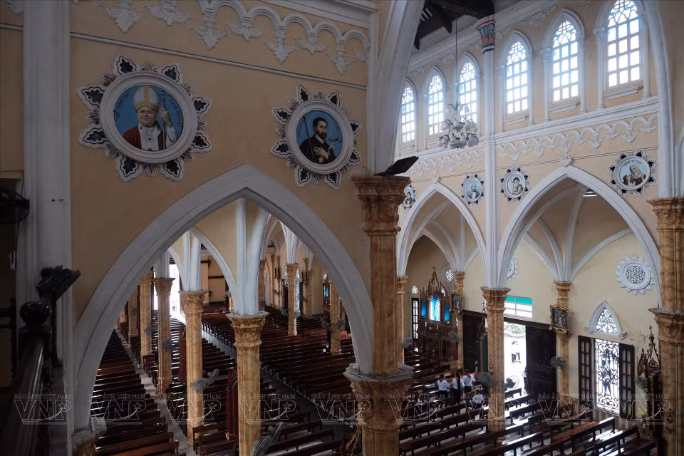  El espacio del santuario de la iglesia de Hung Nghia. (Foto: Revista Vietnam)