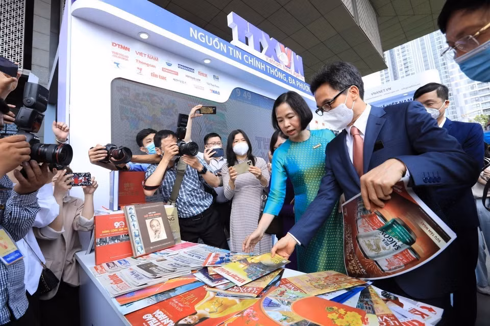 El viceprimer ministro Vu Duc Dam visita el stand de la VNA en el Festival Nacional de la Prensa en 2022. (Foto: VNA)