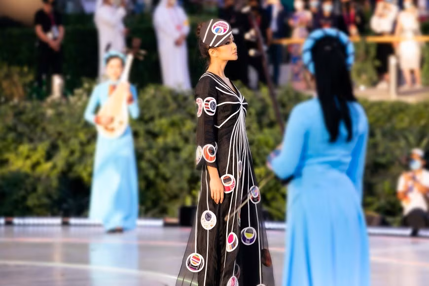 Como vedette de la colección “Mosaicos de Vietnam”, Miss H' Hen Nie mostró su carisma y elegancia. (Foto: Vietnam+)