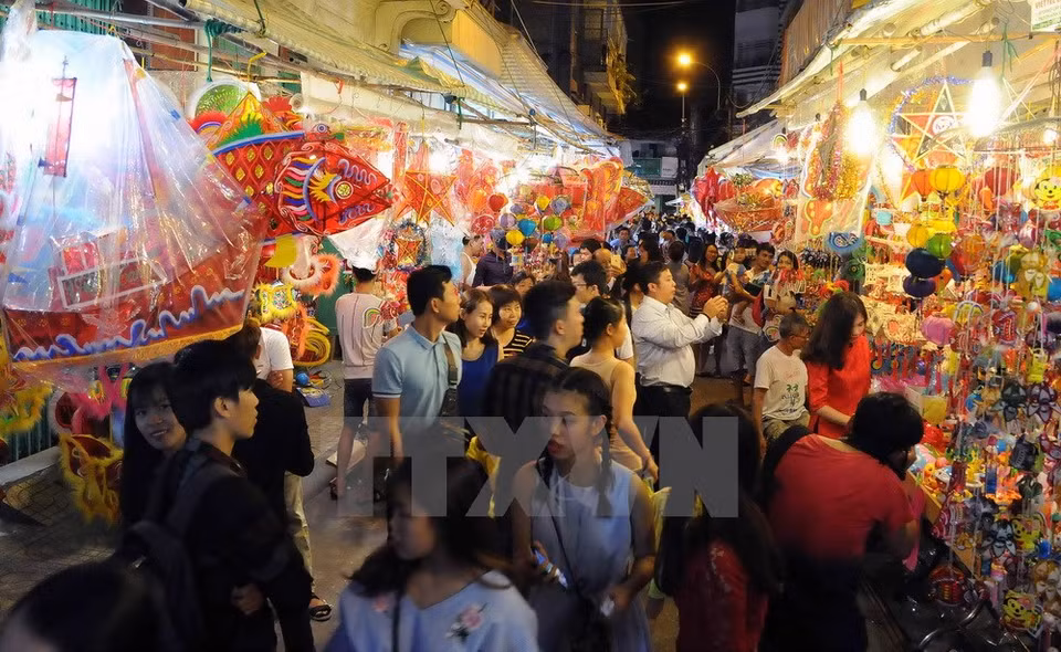 Visitantes en la calle de farolillo (Fuente: VNA)
