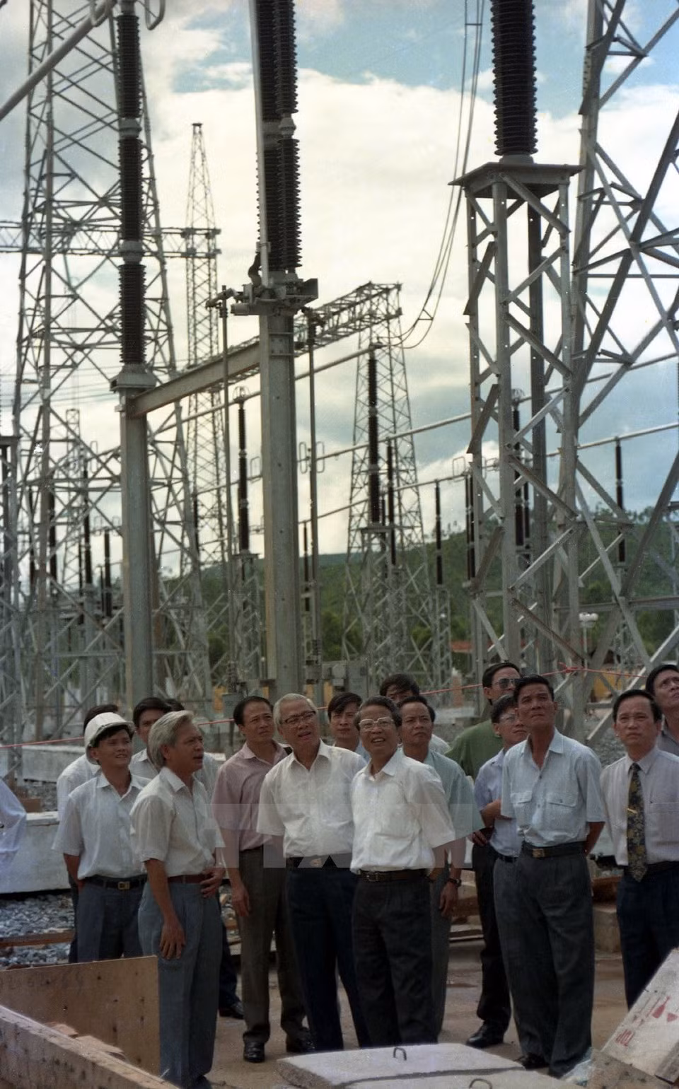 El exprimer ministro Vo Van Kiet visitó en 1994 el transformador Phu Lam de Ciudad Ho Chi Minh, el último en la línea eléctrica de 500 Kv Norte- Sur (Fuente: VNA)