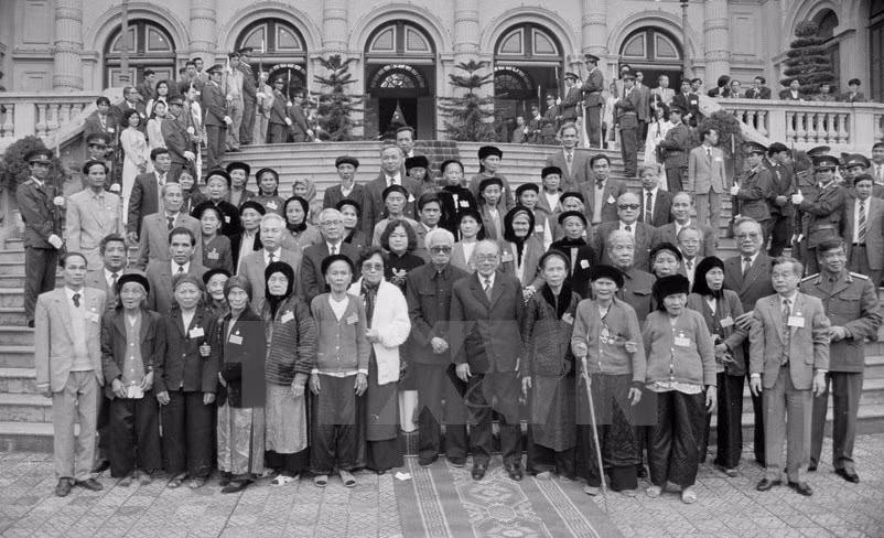 El exprimer ministro Vo Van Kiet y representantes de las familias de los mártires destacados en 1994 (Fuente: VNA)