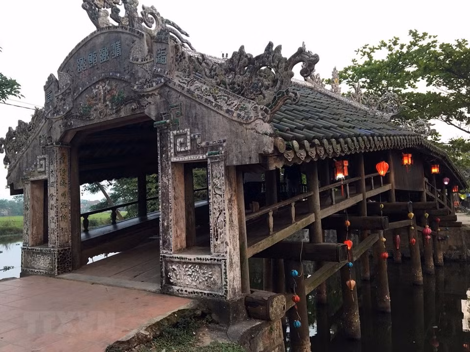 El puente con tejado de tubo de azulejo de Thanh Toan tiene 17 metros de longitud (Fuente:VNA)