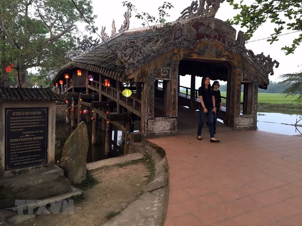 El puente con tejado de tubo de azulejo de Thanh Toan (Fuente:VNA)