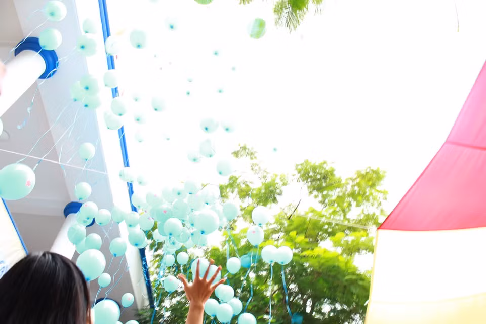 Globos de los infantes vuelan al cielo (Fuente: VNA)