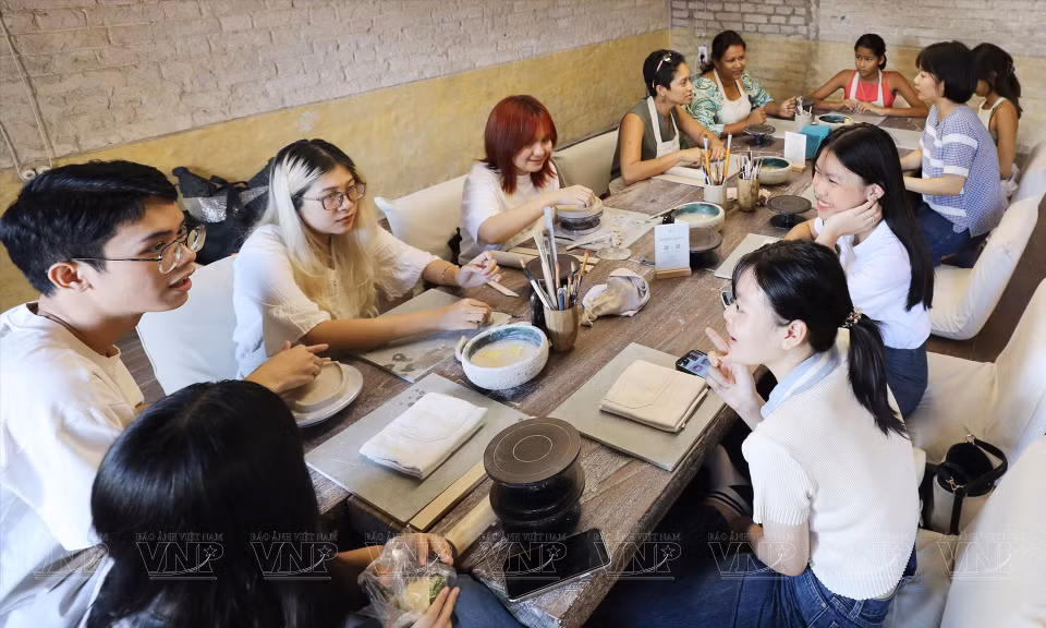 El movimiento de alfarería se vuelve popular entre los jóvenes de Ciudad Ho Chi Minh. (Fuente: VNP)