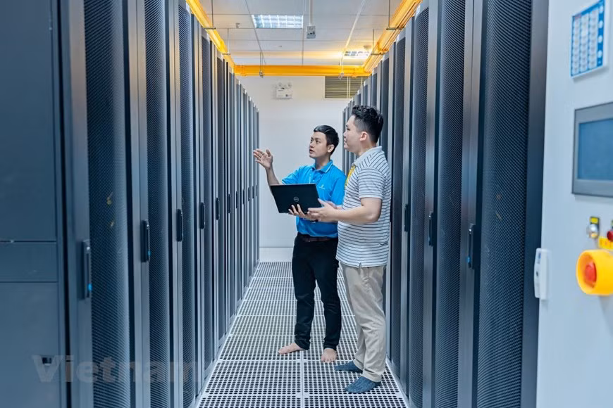 La infraestructura del IDC Hoa Lac se equipa con redundancia 3N/2, lo que no solo aumenta la capacidad de expansión en el futuro, sino que también garantiza un funcionamiento seguro y continuo incluso durante reparaciones y mantenimiento. (Foto: VNA)