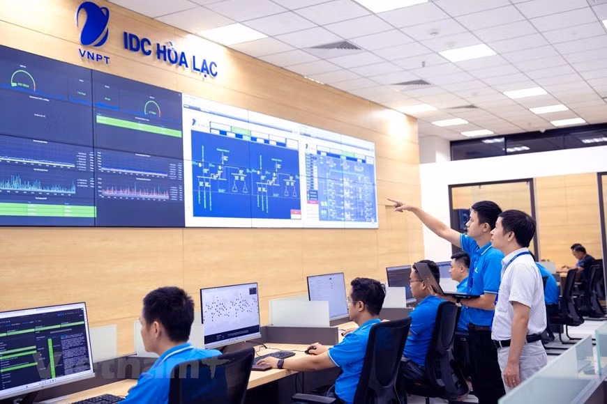 El centro es operado por un equipo de expertos e ingenieros destacados con amplia experiencia en la operación de centros de datos de VNPT, con una capacidad absoluta de control del sistema y disposición para brindar soporte las 24 horas del día a los clientes. (Foto: VNA)