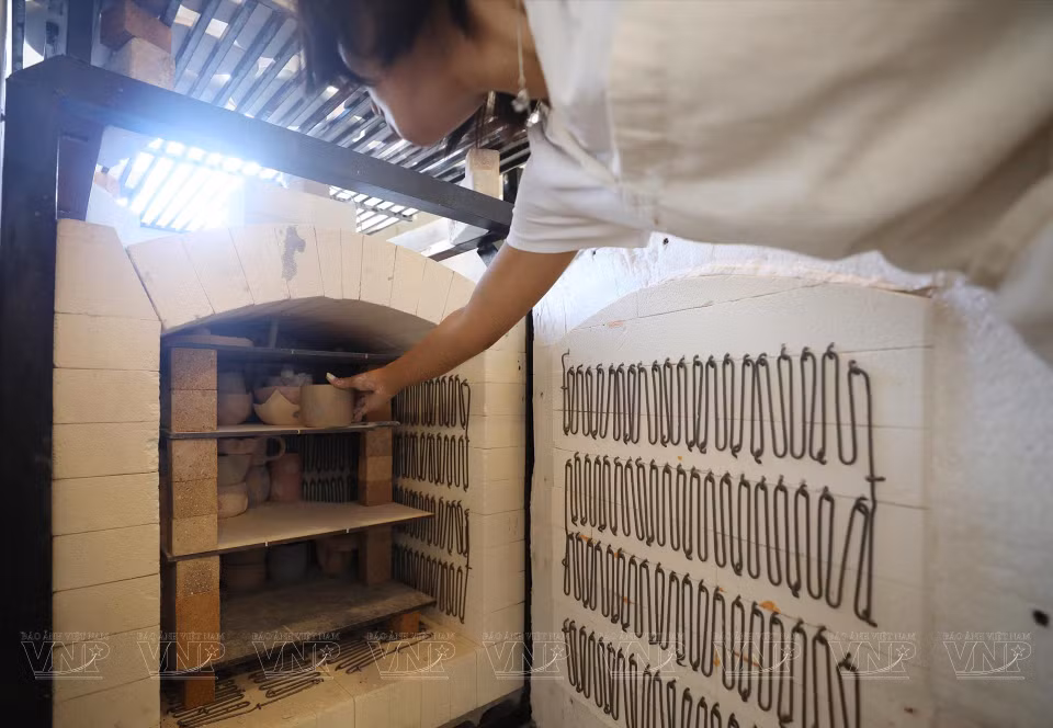 Colocan las piezas en el horno. (Fuente: VNP)