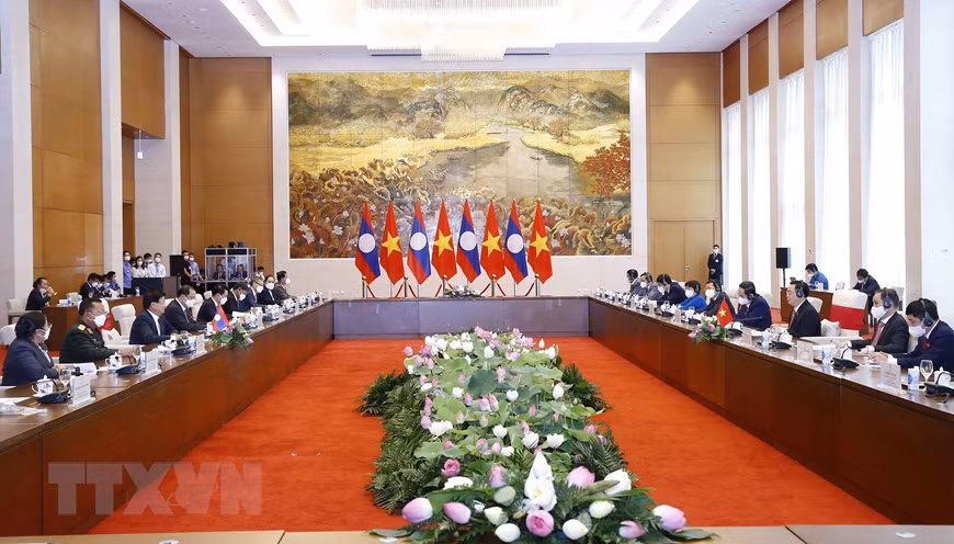 El presidente de la Asamblea Nacional, Vuong Dinh Hue, se reúne con el secretario general y presidente de Laos, Thongloun Sisoulith. (Foto: VNA)