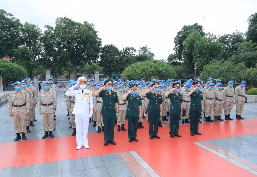 Oficiales del segundo hospital de campaña de grados dos y los oficiales vietnamitas que prestaron servicio en la misión de mantenimiento de la paz de la ONU en Sudán del Sur rinden homenaje ante el Monumento a los Héroes y Mártires. (Foto: VNA)