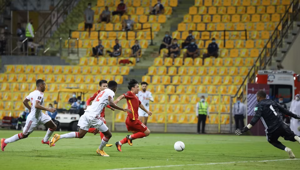 Al recibir el pase de Duc Huy, Minh Vuong anota otro gol, que pone el marcador 2-3 en el minuto 93 del alargue. (Foto: Hoang Linh, reportero de VNA en los Emiratos Árabes Unidos)