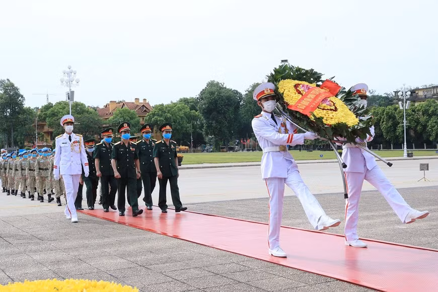 Oficiales del segundo hospital de campaña de grados dos y oficiales que partciparon en la misión de la ONU depositan coronas de flores en su visita al Mausoleo del Presidente Ho Chi Minh. (Foto: VNA)