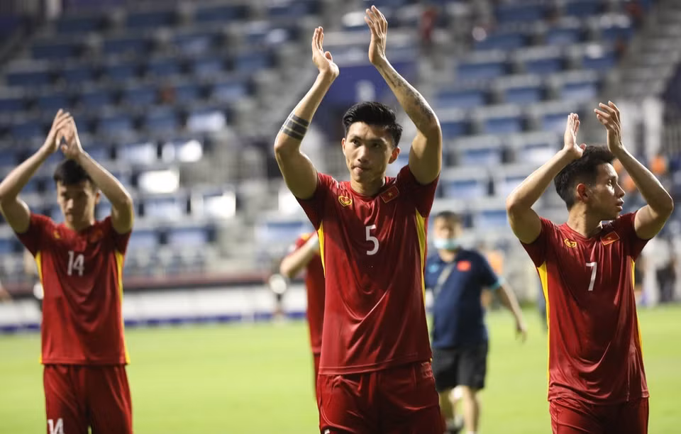 Los jugadores vietnamitas agradecen a los fanáticos tras el final del partido. (Foto: Corresponsales de VNA en EAU)