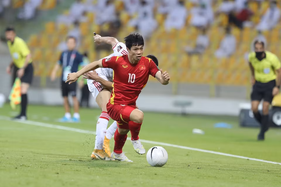 Cong Phuong intenta pasar el balón. (Foto: Hoang Linh, reportero de VNA en los Emiratos Árabes Unidos)