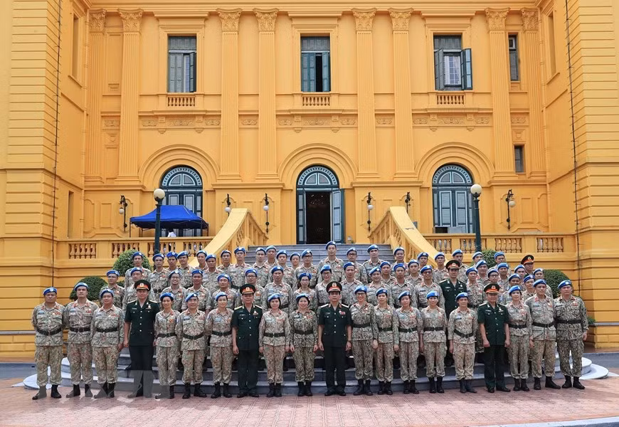 Visitan el conjunto de reliquias de Ho Chi Minh en el Palacio Presidencial. (Foto: VNA)