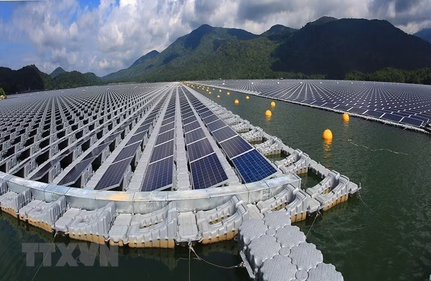 El sistema de paneles de la planta de energía solar en el complejo hidroeléctrico Da Mi con una capacidad de 47,5 megavatios pico (Fuente: VNA) 