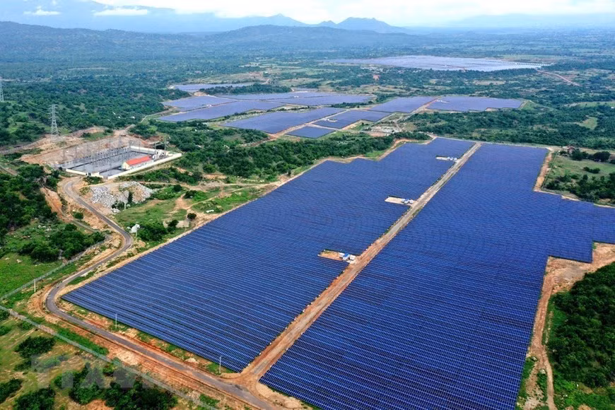 La planta de energía solar Phuoc Thai 1 de la provincia de Binh Dinh se puso en marcha (Fuente: VNA)