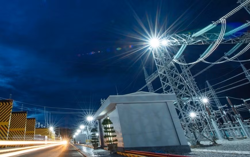 El Grupo Trung Nam completó con éxito el 29 de septiembre de 2020 la conexión entre la estación transformadora y la línea eléctrica de transmisión de 220/500 kilovatios suministrada por la planta de energía solar Trung Nam Thuan Nam, contribuyendo al desarrollo del sistema energético de la provincia de Ninh Thuan, así como de las localidades vecinas (Fuente: VNA)