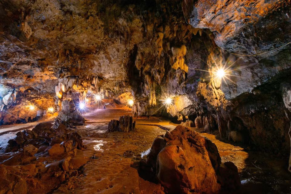 Con la erosión del tiempo, se crearon muchas estalactitas con una variedad de formas, algunas se asemejan a un hada o la imagen del Buda. (Foto: VNA)