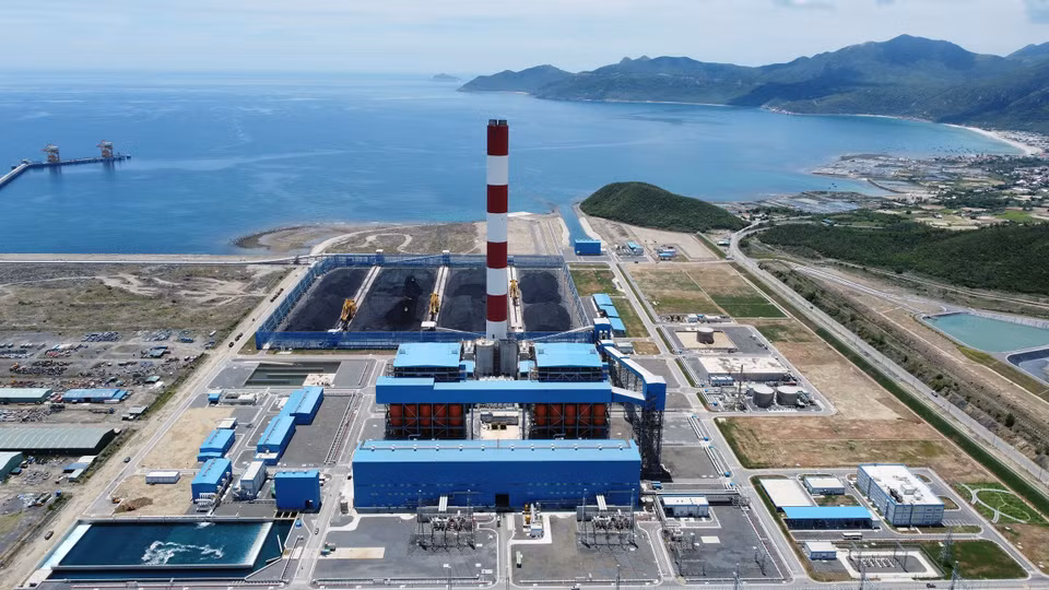 Panorama de la planta termoeléctrica Van Phong 1 BOT y de la estación de 500 kilovatios de Van Phong. (Foto: VNA)