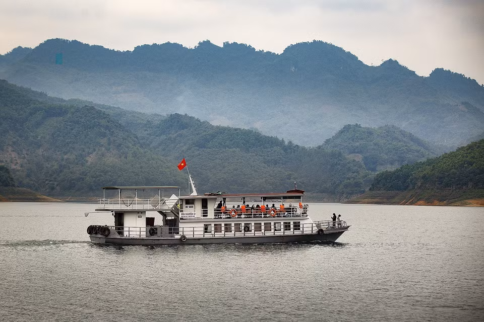 Un barco transporta a los turistas por el lago Hoa Binh. (Foto: VNA)