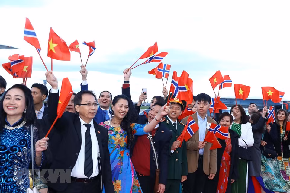 Funcionarios de la embajada y representantes de la comunidad vietnamita en Noruega dan la bienvenida al primer ministro Nguyen Xuan Phuc y su esposa en el aeropuerto Gardermoen. (Foto: VNA)
