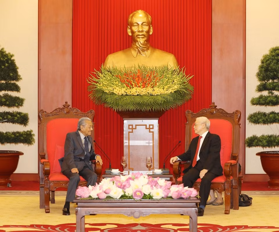 El secretario general del Partido Comunista y Presidente de Vietnam, Nguyen Phu Trong, recibe en Hanoi al primer ministro de Malaysia, Mahathir Mohamad. (Fuente: VNA)