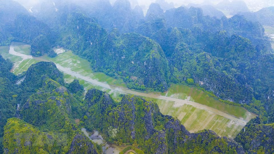 Tam Coc (tres cuevas) es una zona de Vietnam que transcurre entre arrozales, bañada por el rio Ngo Dong salpicada por formaciones rocosas kársticas y cuevas de piedra caliza. (Fuente: VNA)