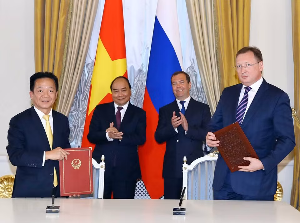 El primer ministro vietnamita, Nguyen Xuan Phuc, y su par ruso, Dmitri Medvedev, testimoniaron la firma de acuerdo de colaboración. (Fuente: VNA)