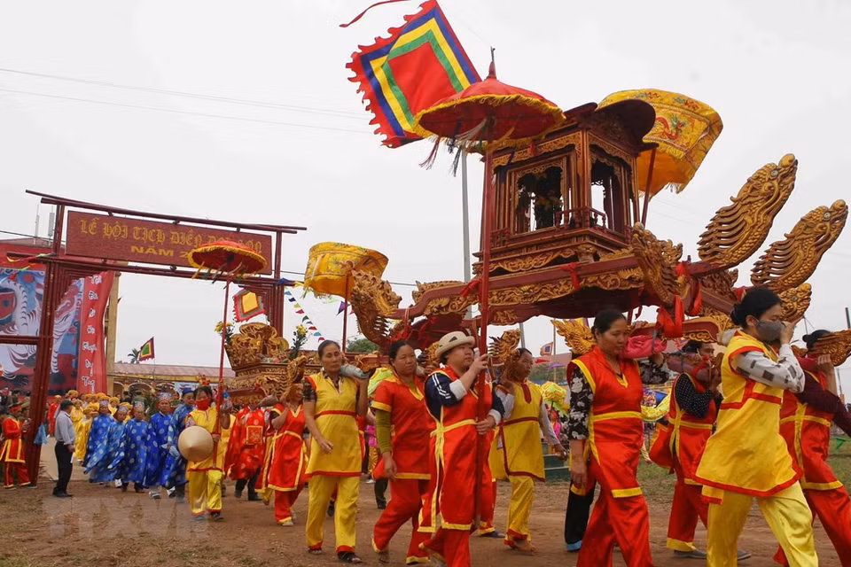 Festival Tich Dien incluye ceremonias rituales y diversas actividades como combates de búfalos, juegos populares, presentaciones de Cheo (teatro popular), danza de dragón y competencias de arte marcial, entre otras. (Fuente: VNA)