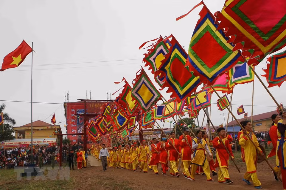Festival Tich Dien incluye ceremonias rituales y diversas actividades como combates de búfalos, juegos populares, presentaciones de Cheo (teatro popular), danza de dragón y competencias de arte marcial, entre otras. (Fuente: VNA)