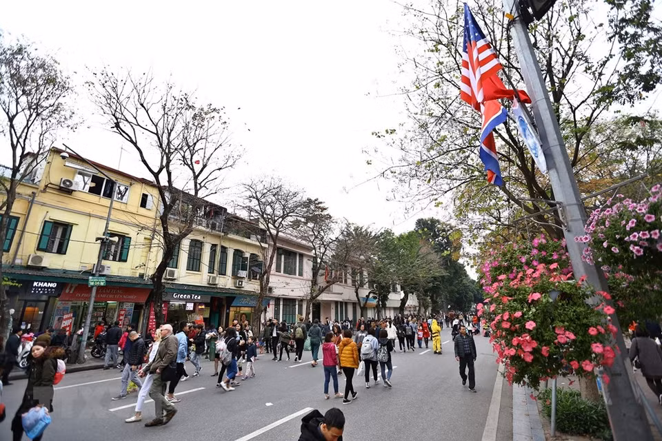 El área de la calle peatonal alrededor del lago Hoan Kiem en el fin de semana. (Foto: VNA)