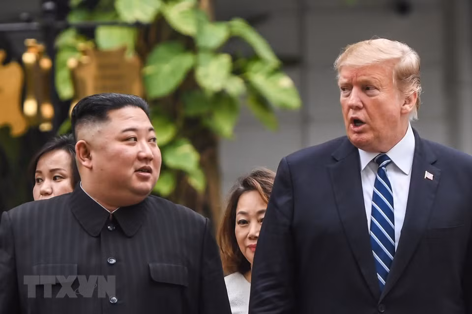 Presidente estadounidense, Donald Trump, y el líder norcoreano, Kim Jong-un, en el hotel Sofitel Legend Metropole Hanoi antes de la reunión ampliada el 28 de febrero de 2019, en marco de la segunda Cumbre EE.UU.-RPDC. (Fuente: VNA)