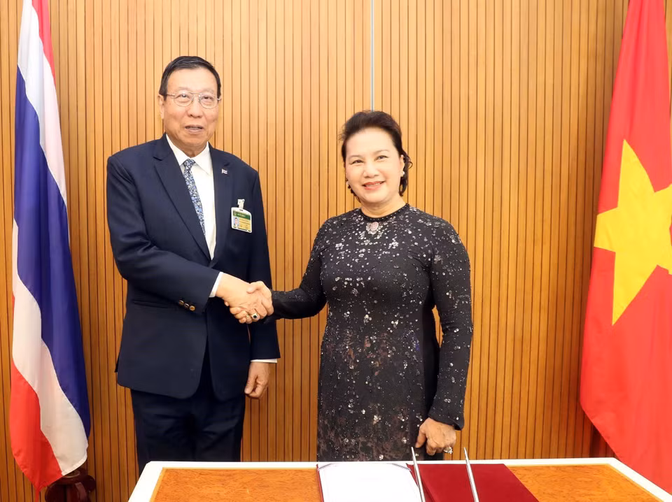 Presidenta legislativa de Vietnam, Nguyen Thi Kim Ngan, se reúne en Bangkok con el titular del Senado anfitrión, Pornpetch Wichitcholchai. (Fuente: VNA)