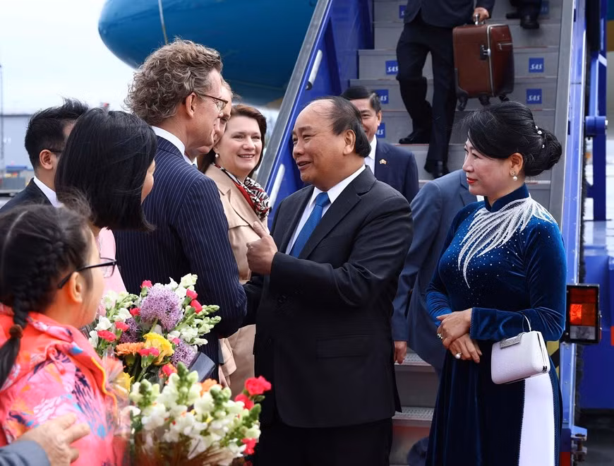 La ministra de Comercio y Asuntos Nórdicos de Suecia, Ann Linde, y el embajador sueco en Vietnam, Pereric Högberg, reciben al premier Nguyen Xuan Phuc en el Aeropuerto Internacional Arlanda, en Estocolmo. (Foto: VNA)
