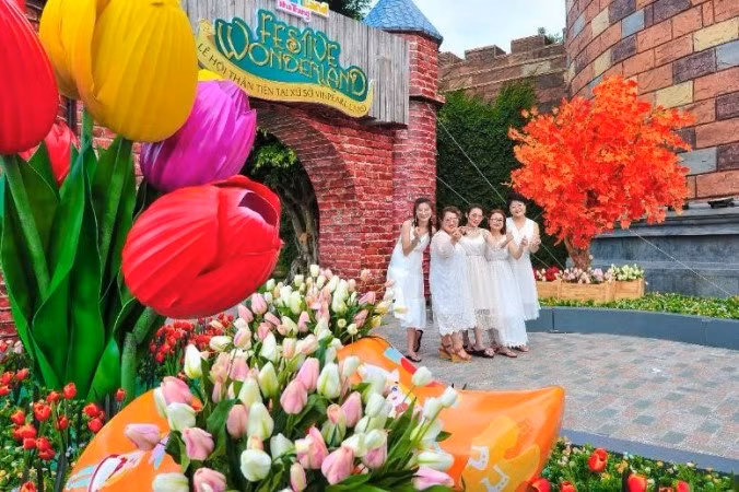 Disfrutan los visitantes de la belleza de la exposición. Fuente: VietnamPlus