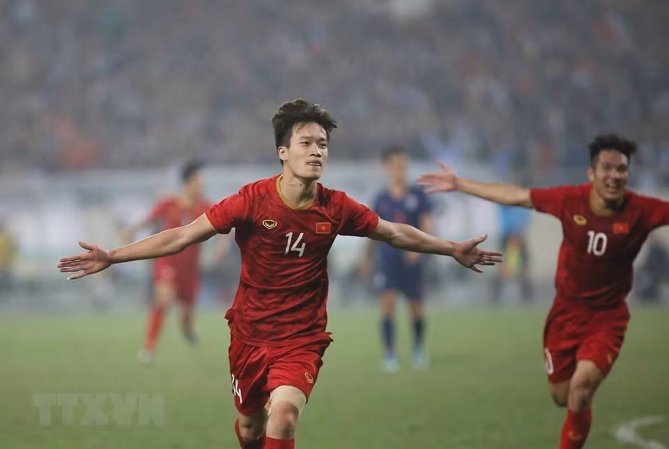 Nguyen Hoang Duc (número 14), volea la pelota y anota el segundo gol para Vietnam en el minuto 53. (Fuente: VNA)