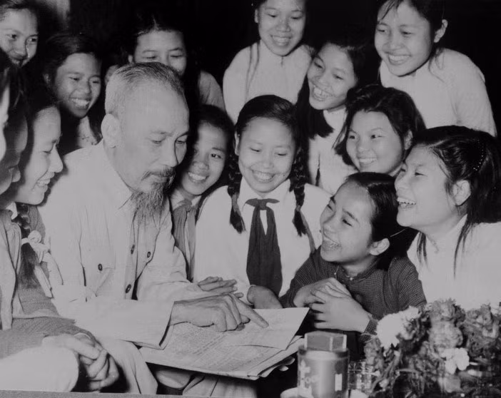 Los alumnos de la escuela secundaria Trung Vuong desearon un feliz cumpleaños al Presidente Ho Chi Minh, el 19 de mayo de 1956. (Foto: VNA)