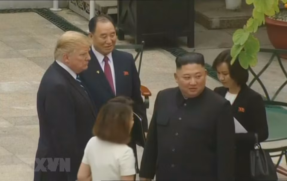 Presidente estadounidense, Donald Trump, y el líder norcoreano, Kim Jong-un, en el hotel Sofitel Legend Metropole Hanoi antes de la reunión ampliada el 28 de febrero de 2019, en marco de la segunda Cumbre EE.UU.-RPDC. (Fuente: VNA)