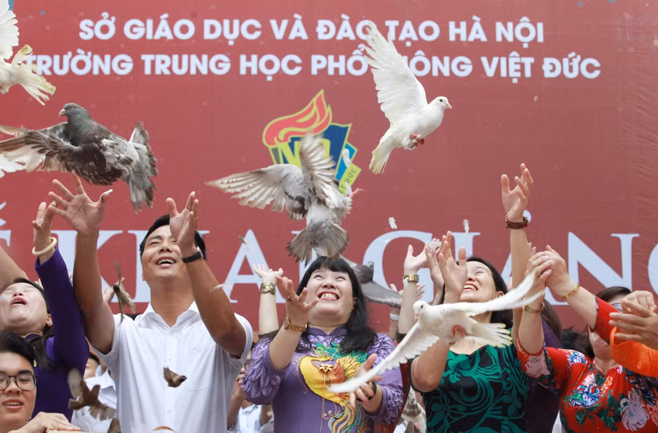 Maestros de escuela de Viet-Duc en Hanoi en el primer día del nuevo curso escolar (Fuente: VNA)