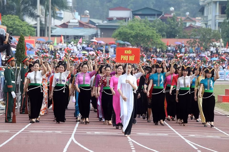 Las mujeres participan en el desfile. (Foto: VNA)