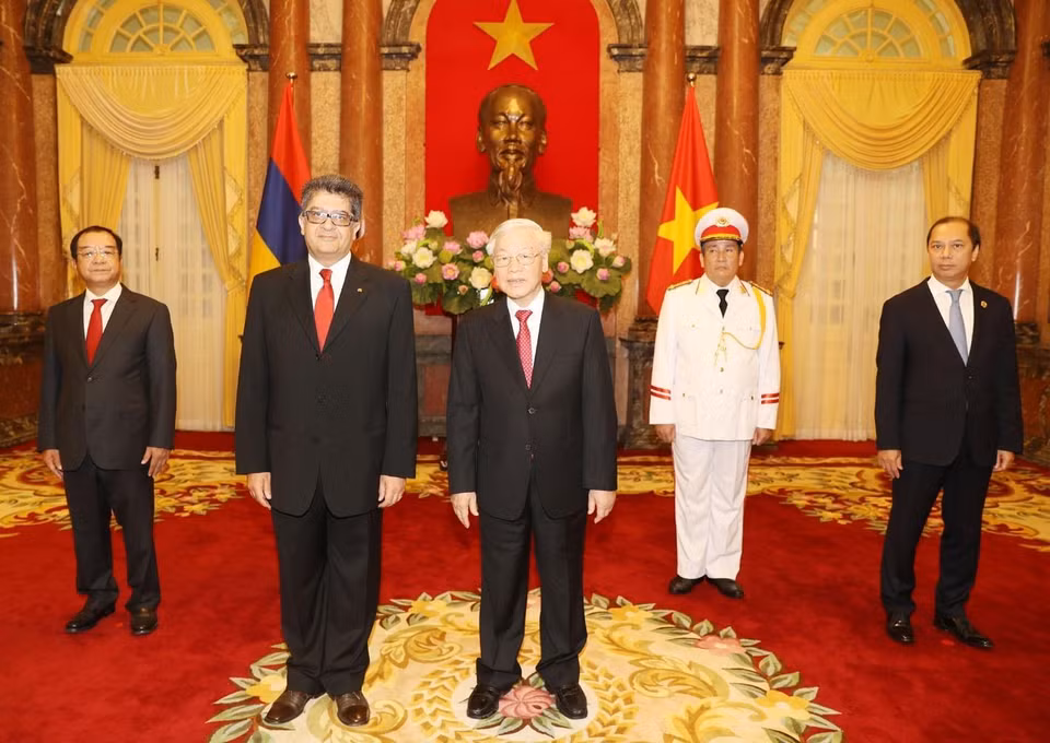 Embajador de Colombia, Rodriguez Melo, entregó a Nguyen Phu Trong sus cartas credenciales. (Foto: VNA)