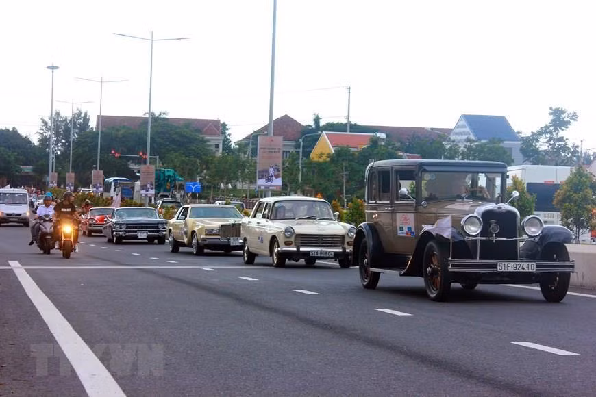 Exhibición de autos clásicos en la antigua ciudad de Hoi An (Foto: VNA)