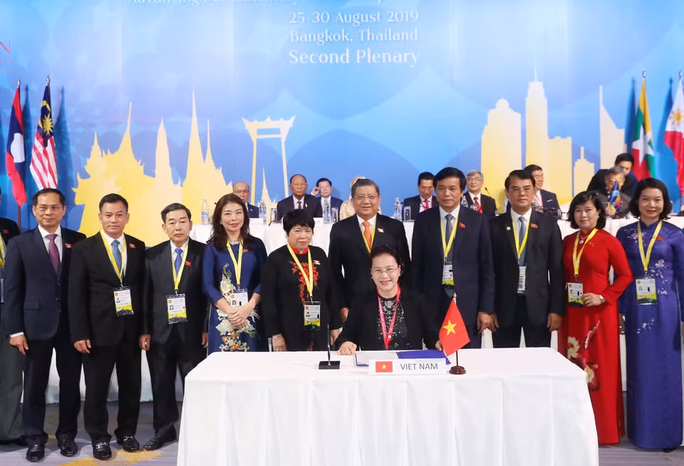 Presidenta de la Asamblea Nacional de Vietnam, Nguyen Thi Kim Ngan, recibió el cargo de la Presidenta de la XLI Reunión de la Asamblea Interparlamentaria de la ASEAN (AIPA 41) para 2020. (Fuente: VNA)